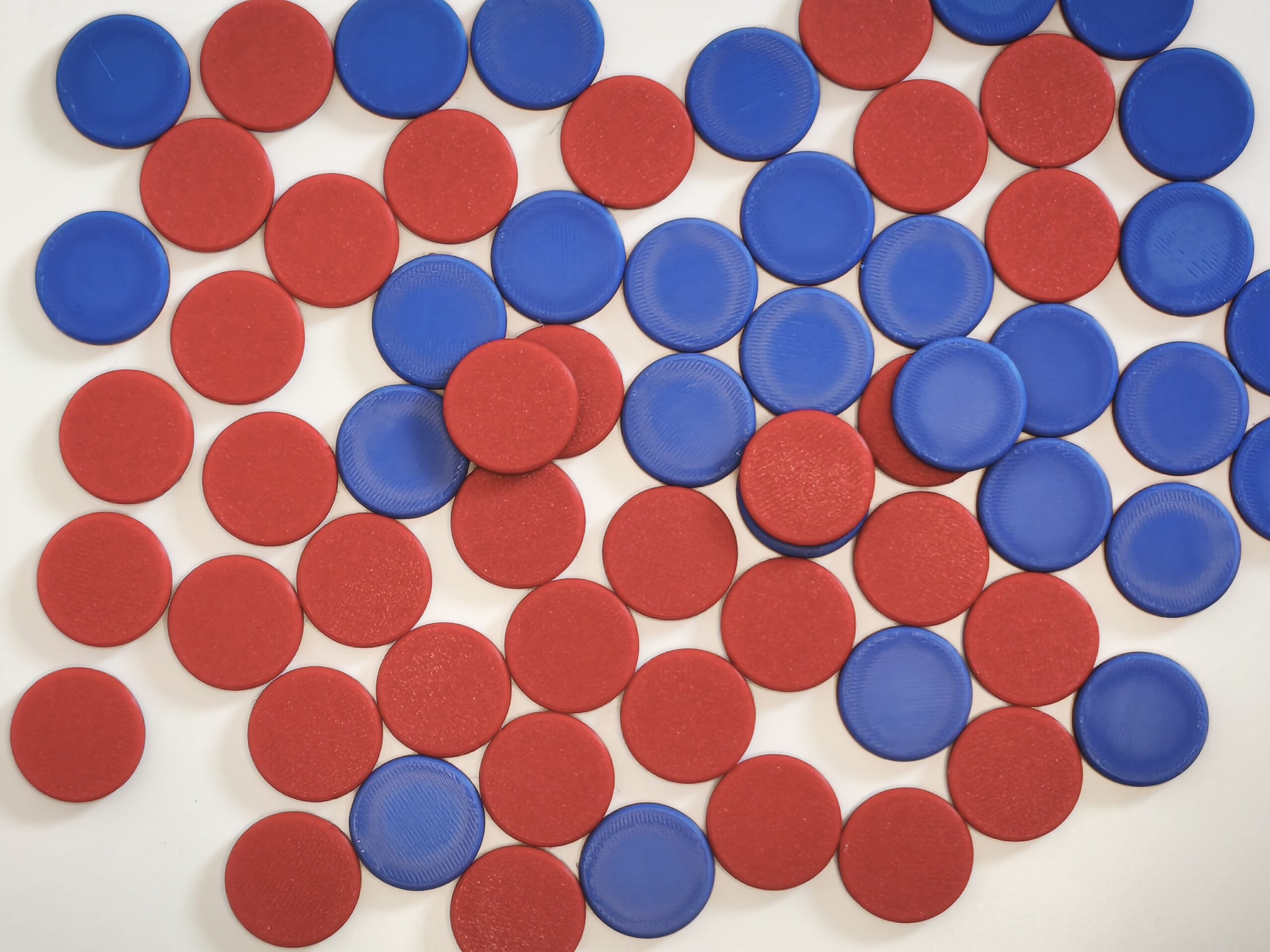 viele Wendeplättchen auf einem Tisch verteilt