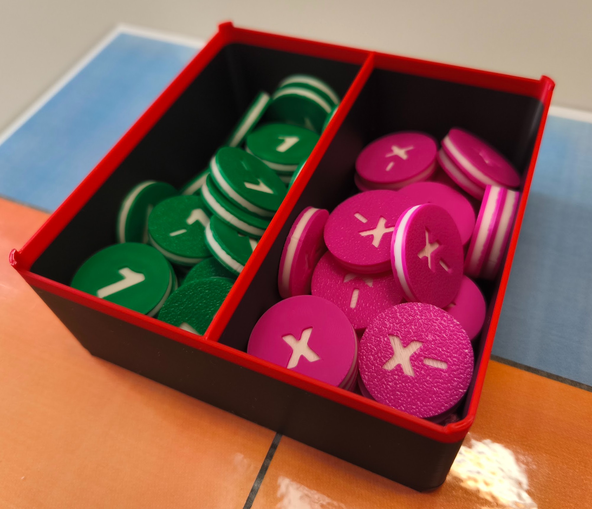 Sortierkasten mit Spielmarken