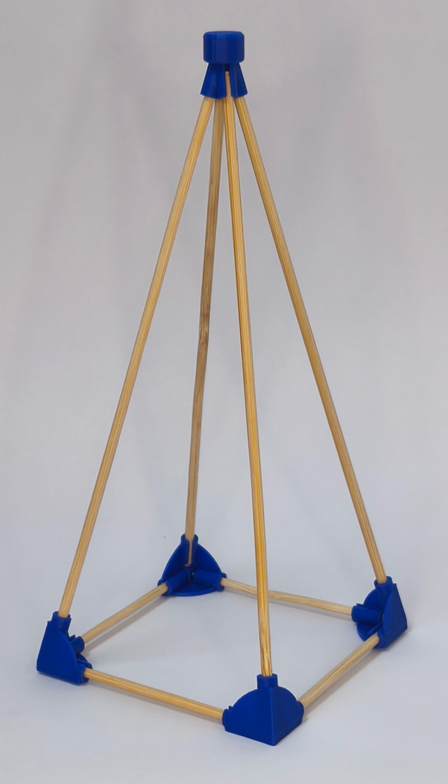 Kantenmodell einer Pyramide Kantenmodell einer Pyramide